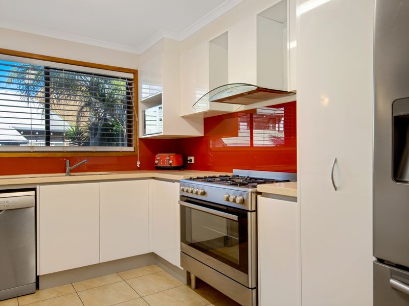 Bright and functional kitchen, perfect for preparing meals with ease.