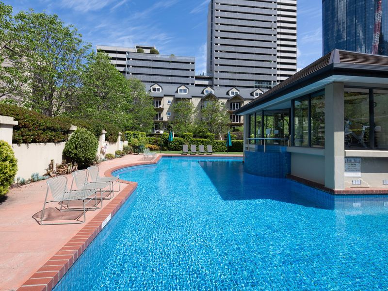 Southbank Gallery Stay with Pool & Tennis