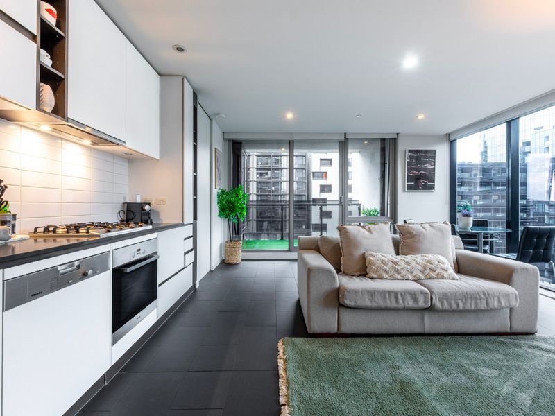 Fully equipped kitchen and open-plan layout