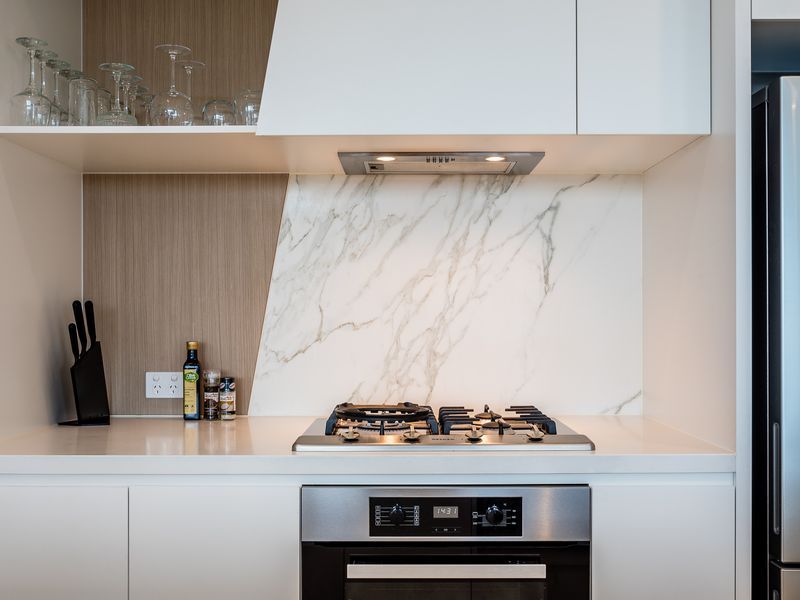 Prepare meals with ease in this practical and tidy kitchen.