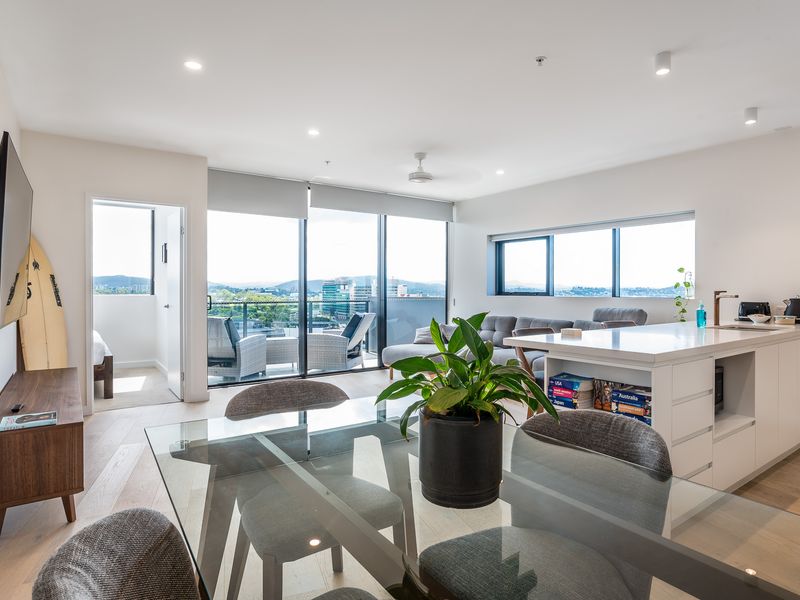 Modern open-plan area with everything you need for a cozy stay.