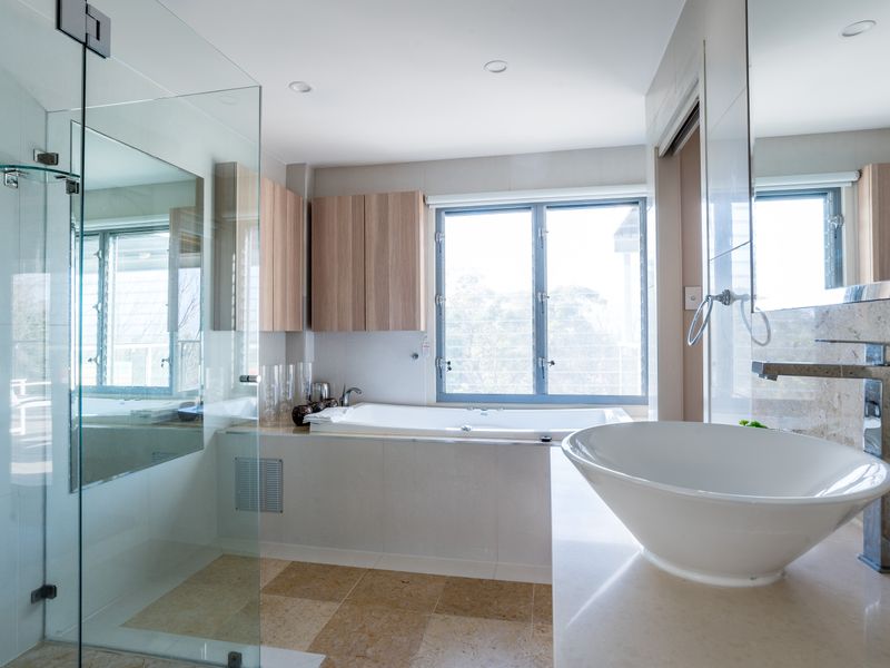 Bright ensuite with shower and soaking tub