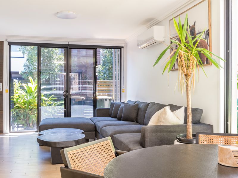 Living room with comfortable sofa and access to the outdoor area.