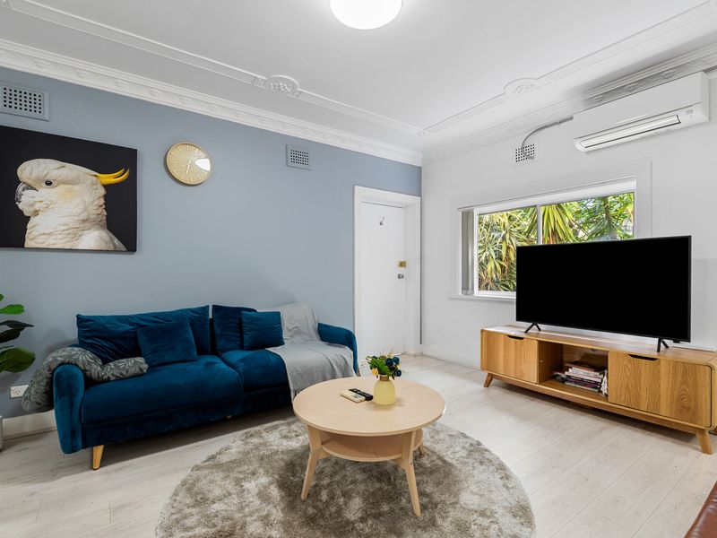 Bright and inviting living area with stylish décor