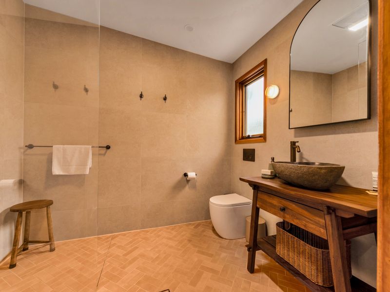 Well-maintained bathroom for a comfortable stay.
