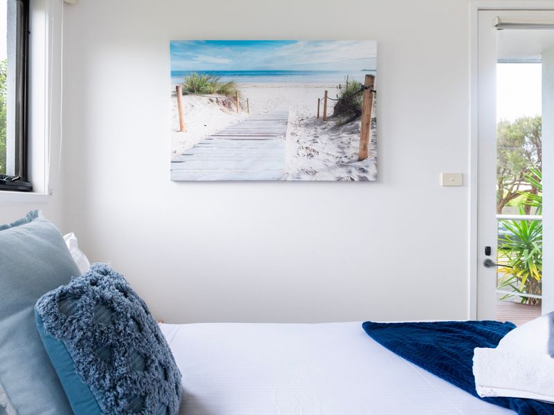 Soft linens and sunny vibes — pure comfort.