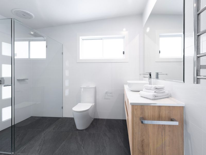 Fresh and airy bathroom with plenty of space.