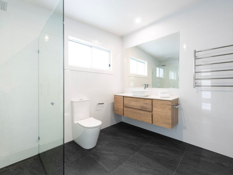 Clean lines and bright light — bathroom goals!