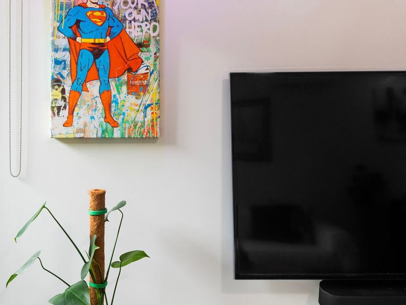 Touches of art and greenery add a fresh and vibrant atmosphere.