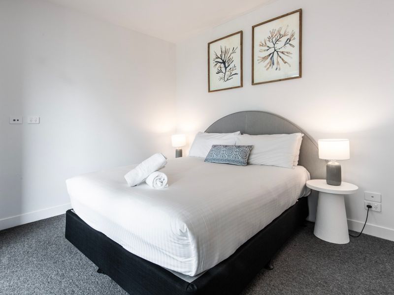 Elegant bedroom featuring soft tones and simple décor.