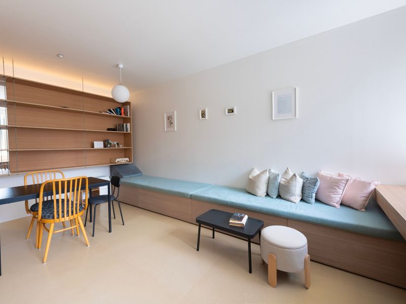 Stylish open shelving adds character and warmth to the modern interior.