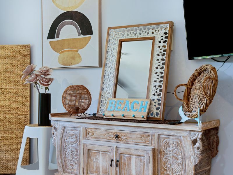 Beach-style décor with natural elements and warm tones.