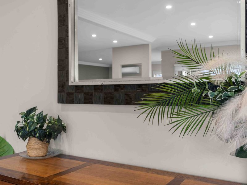 A touch of elegance—mirror and table perfectly paired