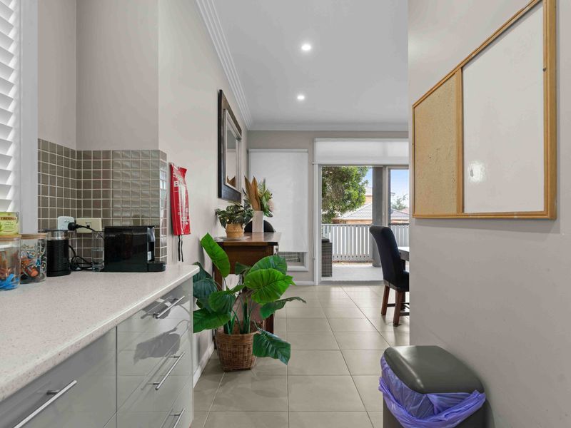 Seamless flow from kitchen to dining space