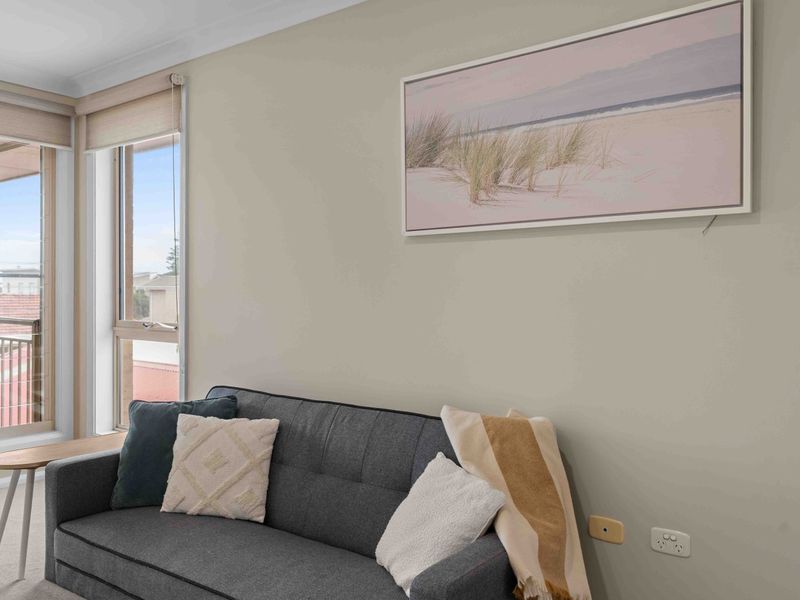 Cozy lounge with artistic touches for a stylish vibe