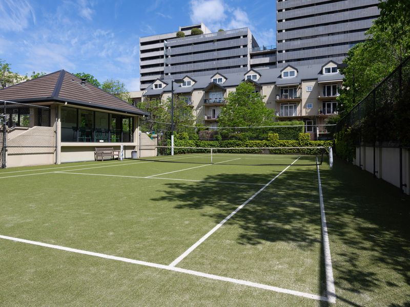 Tennis court for sports lovers, ideal for a friendly match or an energizing game.