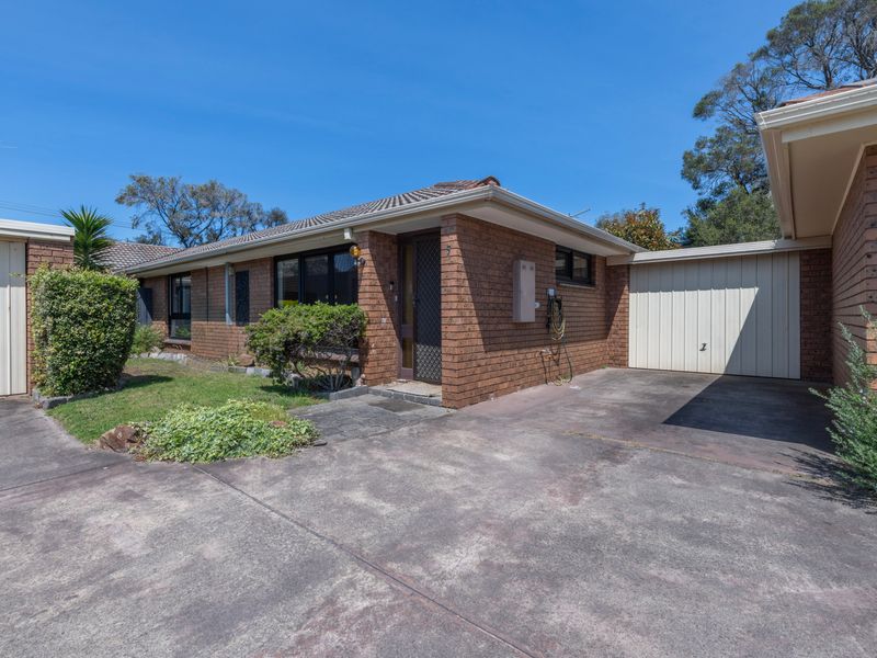 Spacious driveway with easy parking on-site