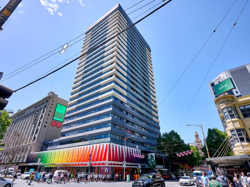 Prime city location with easy access to public transport and dining