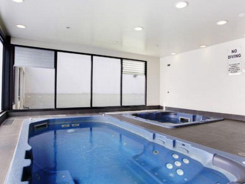 Central City Suite Steps to Bourke & Swanston