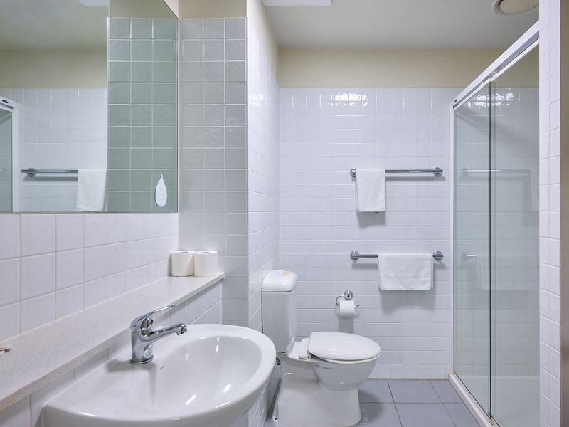 Central City Suite Steps to Bourke & Swanston