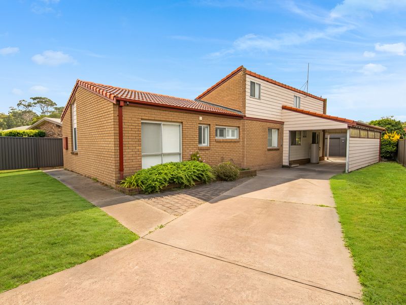 Welcoming home with easy driveway access