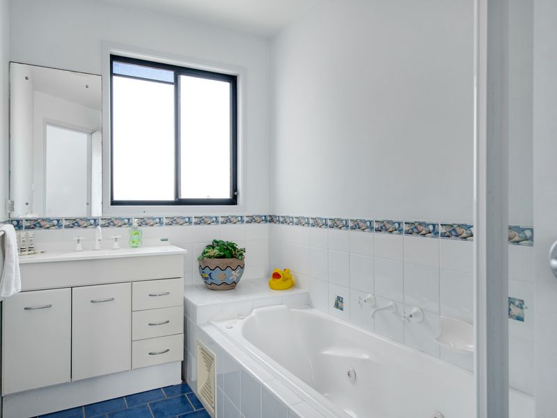 A soothing bathroom for quiet moments