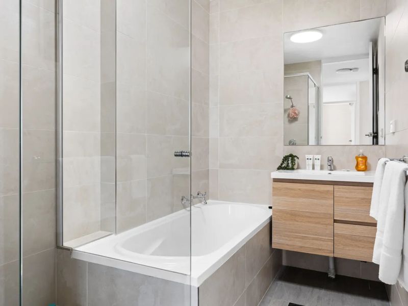 Clean & Modern Bathroom