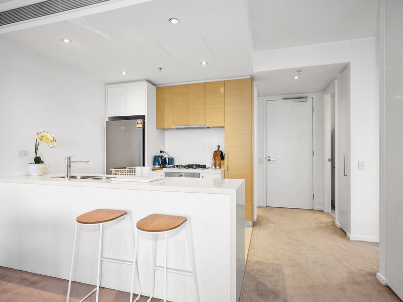 Spacious kitchen with breakfast bar seating