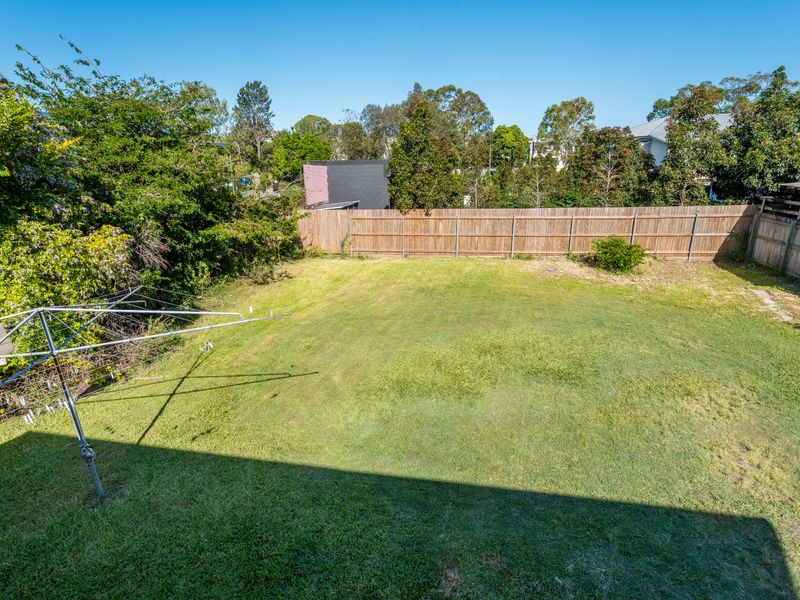 Large backyard ideal for relaxing outdoors