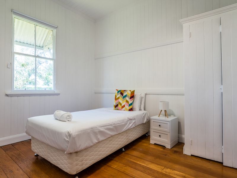 Sunny single bedroom perfect for solo guests