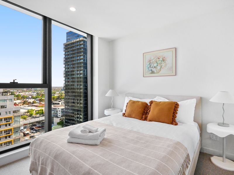 A peaceful retreat with crisp linens and calming city outlooks