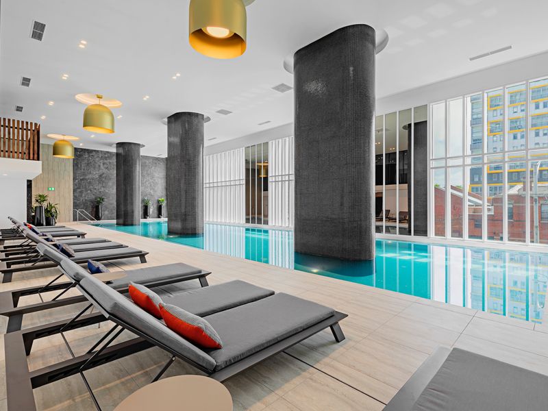 Spencer Loft with Pool & Gym Access