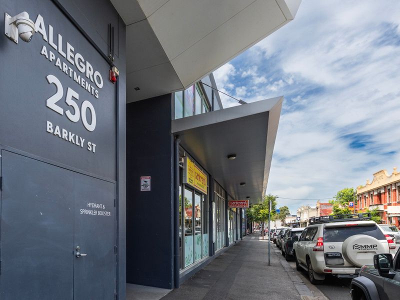 Convenient city location close to shops and cafés