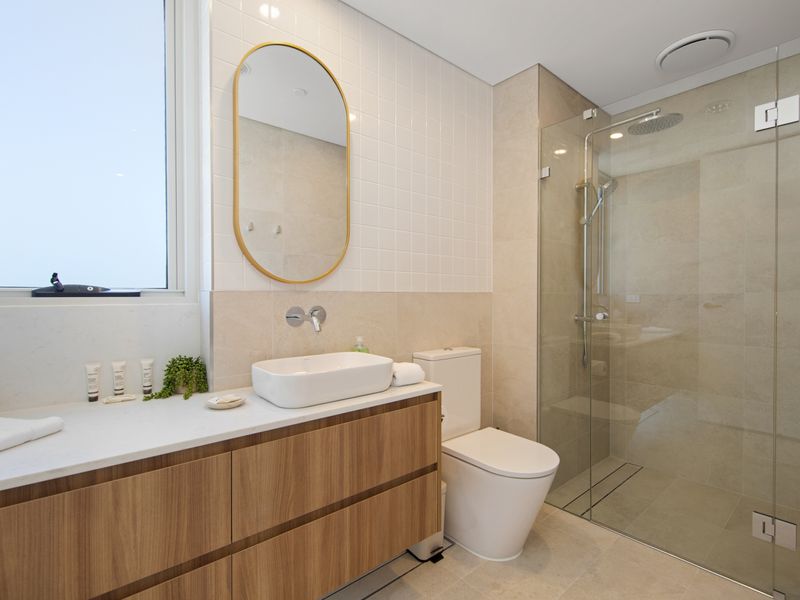 Walk-in shower with contemporary finishes