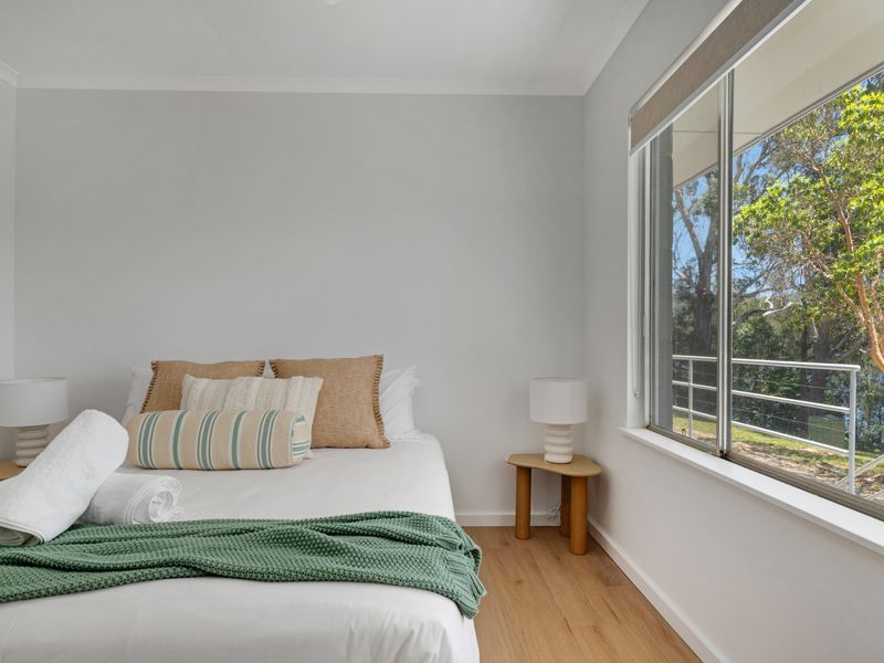 Waratah Lakeside Blossom Villa