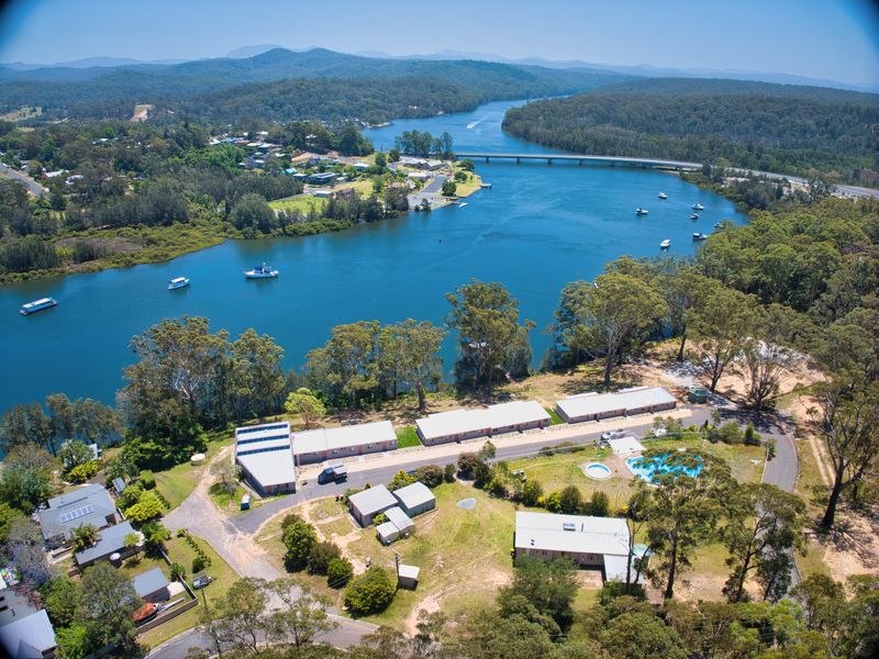 Waratah Lakeside Blossom Villa