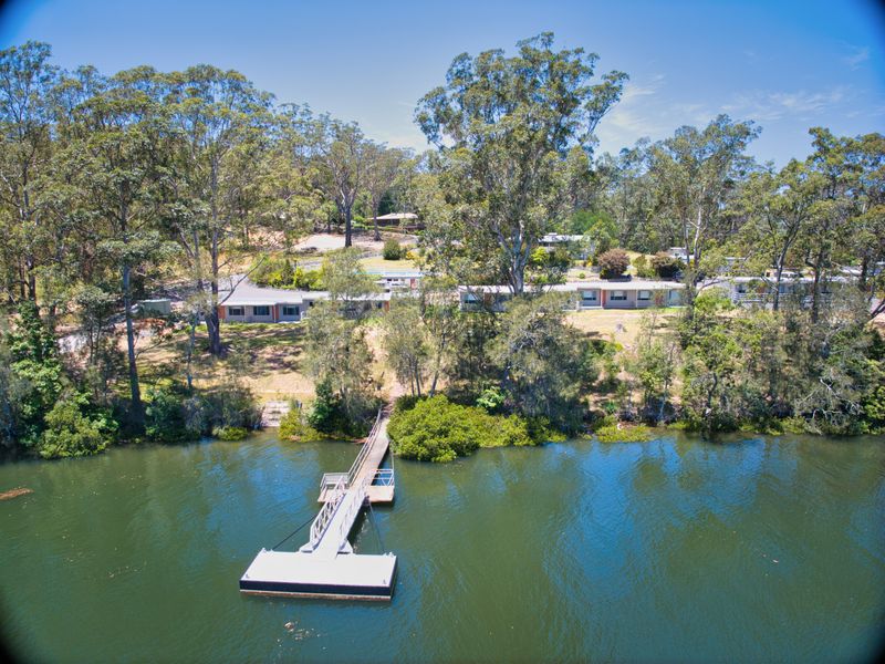 Waratah Lakeside Blossom Villa