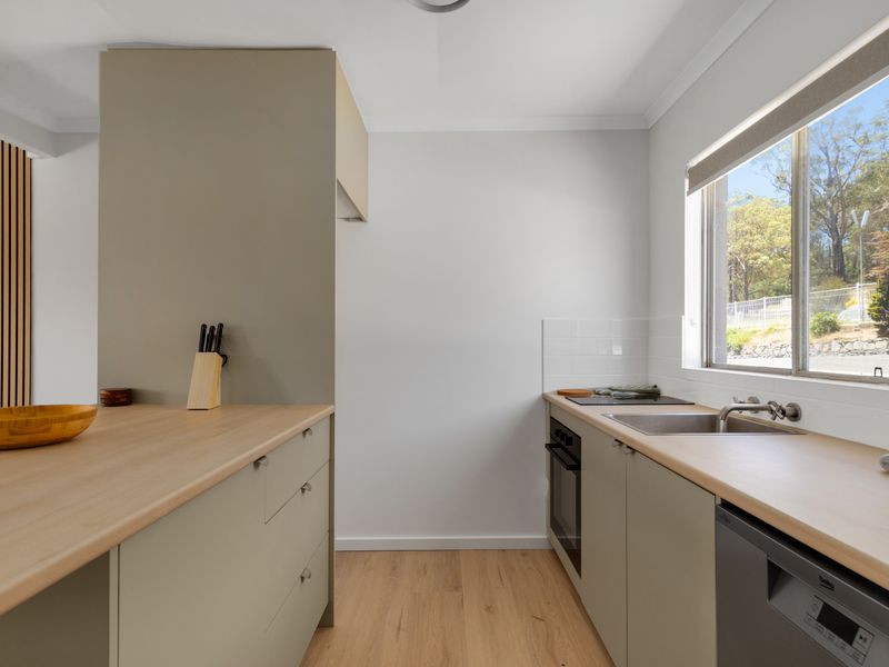 Waratah Lakeside Blossom Villa