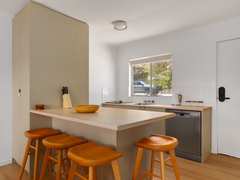 Waratah Lakeside Blossom Villa