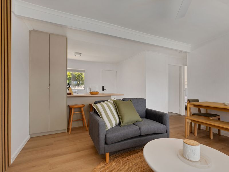 Waratah Lakeside Blossom Villa