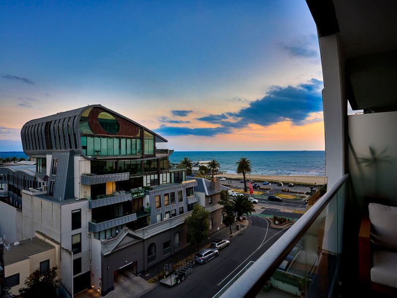 The Halo Port Melbourne Bay and City Views