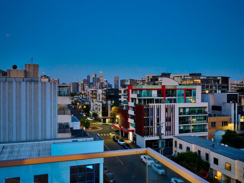 The Halo Port Melbourne Bay and City Views
