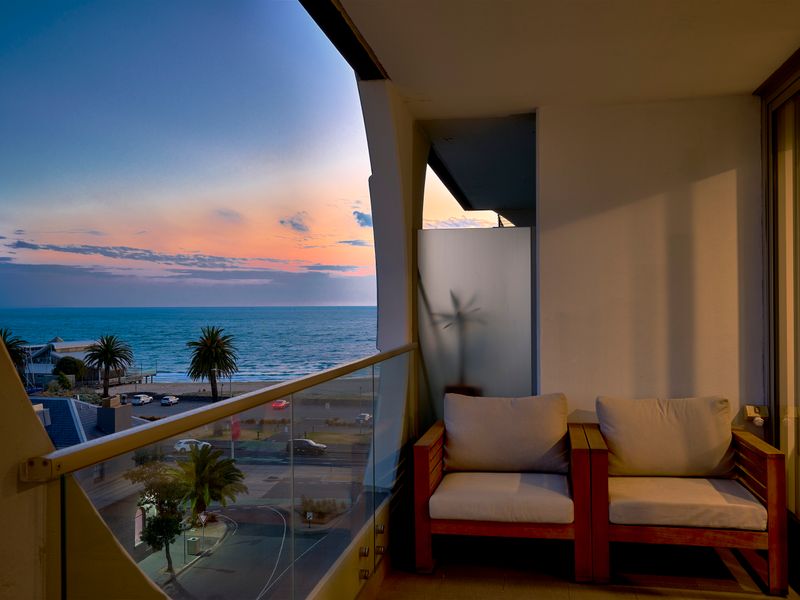 The Halo Port Melbourne Bay and City Views