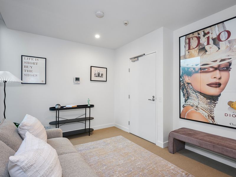 Cozy entry lounge with stylish artwork and seating