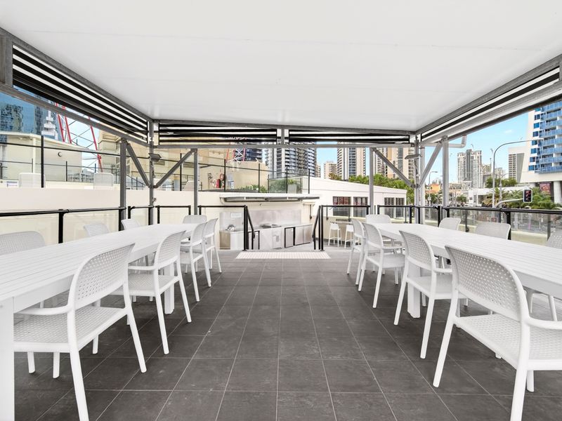 Large alfresco dining space for groups