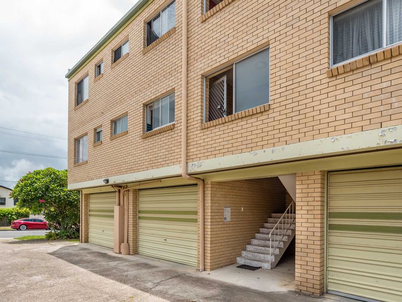 Access to the apartment via stairs