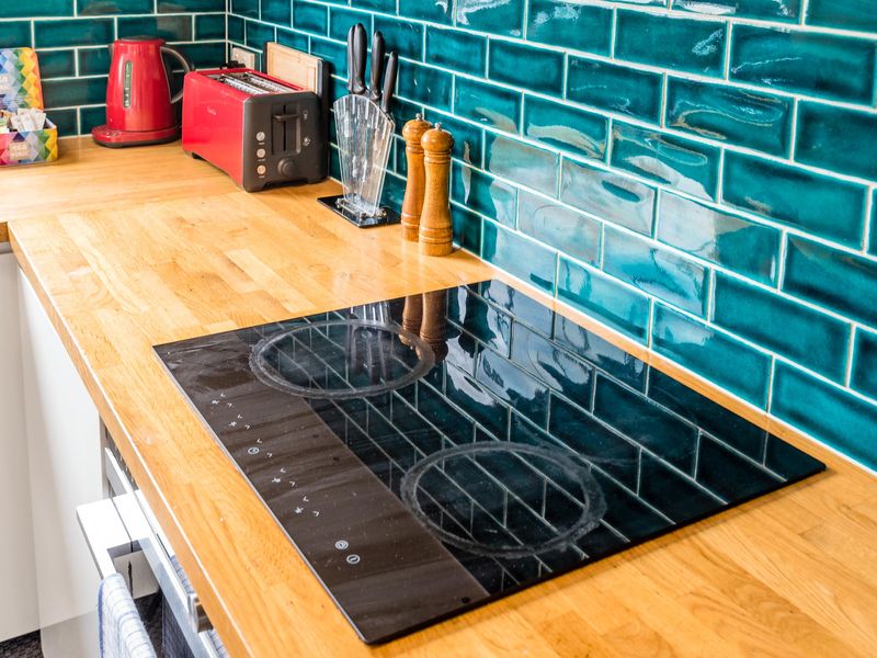 Electric cooktop with generous bench space