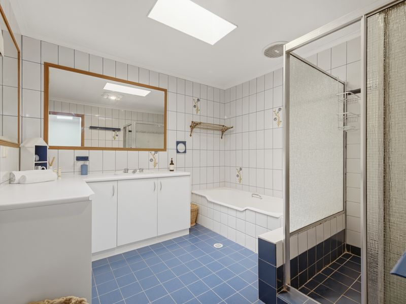 Spacious main bathroom with shower and tub