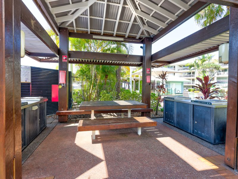 Outdoor BBQ area set in a relaxed tropical setting – ideal for easy dinners, sunset meals, and social evenings.
