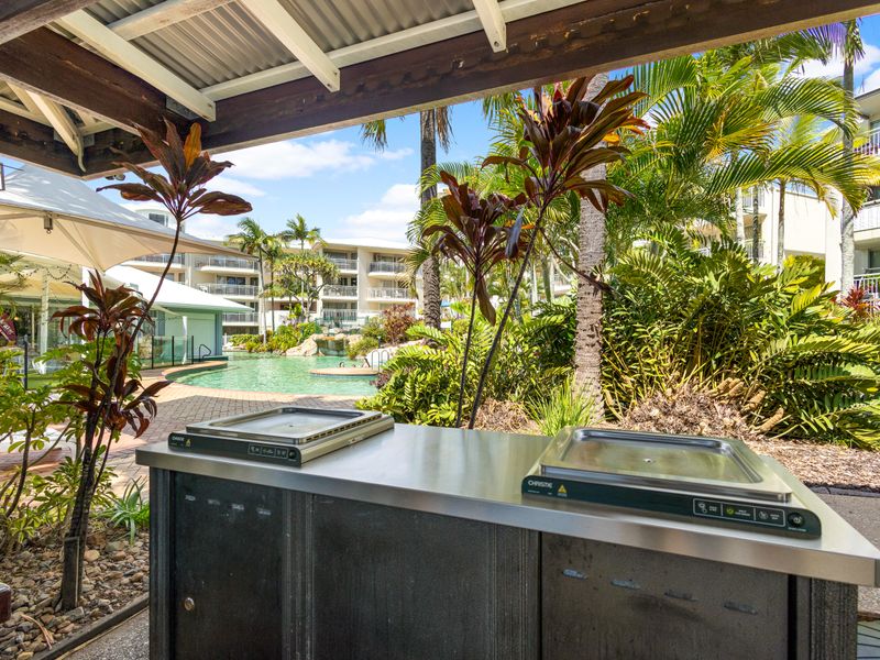 Outdoor BBQ area set in a relaxed tropical setting – ideal for easy dinners, sunset meals, and social evenings.